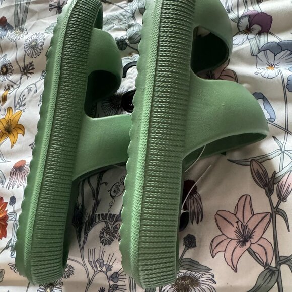 Sole Mates sandals NWT. green - Picture 4 of 8